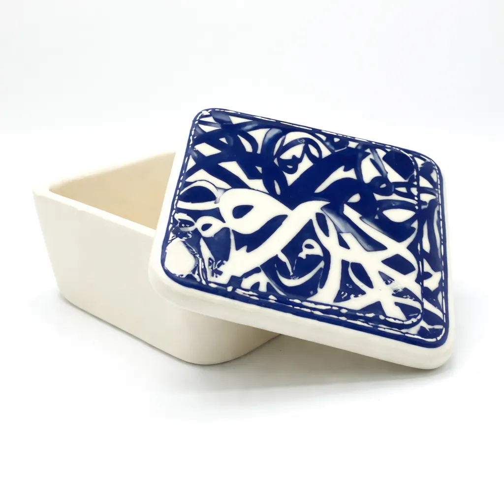 Boîte en céramique artisanale – 11 x 11 cm — réf. 8672