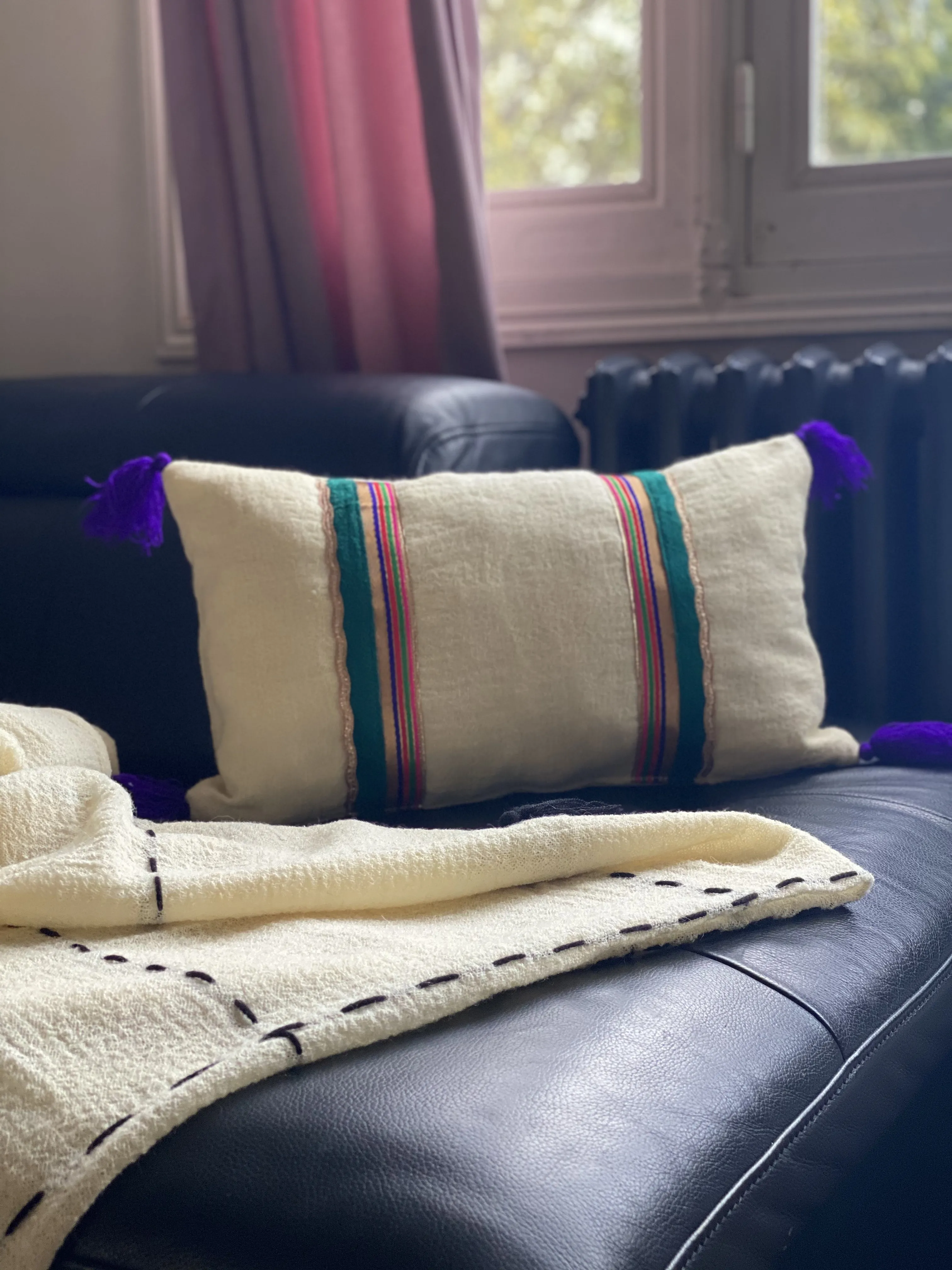 Coussin brodé en laine - 60 × 30 cm — réf. 1368