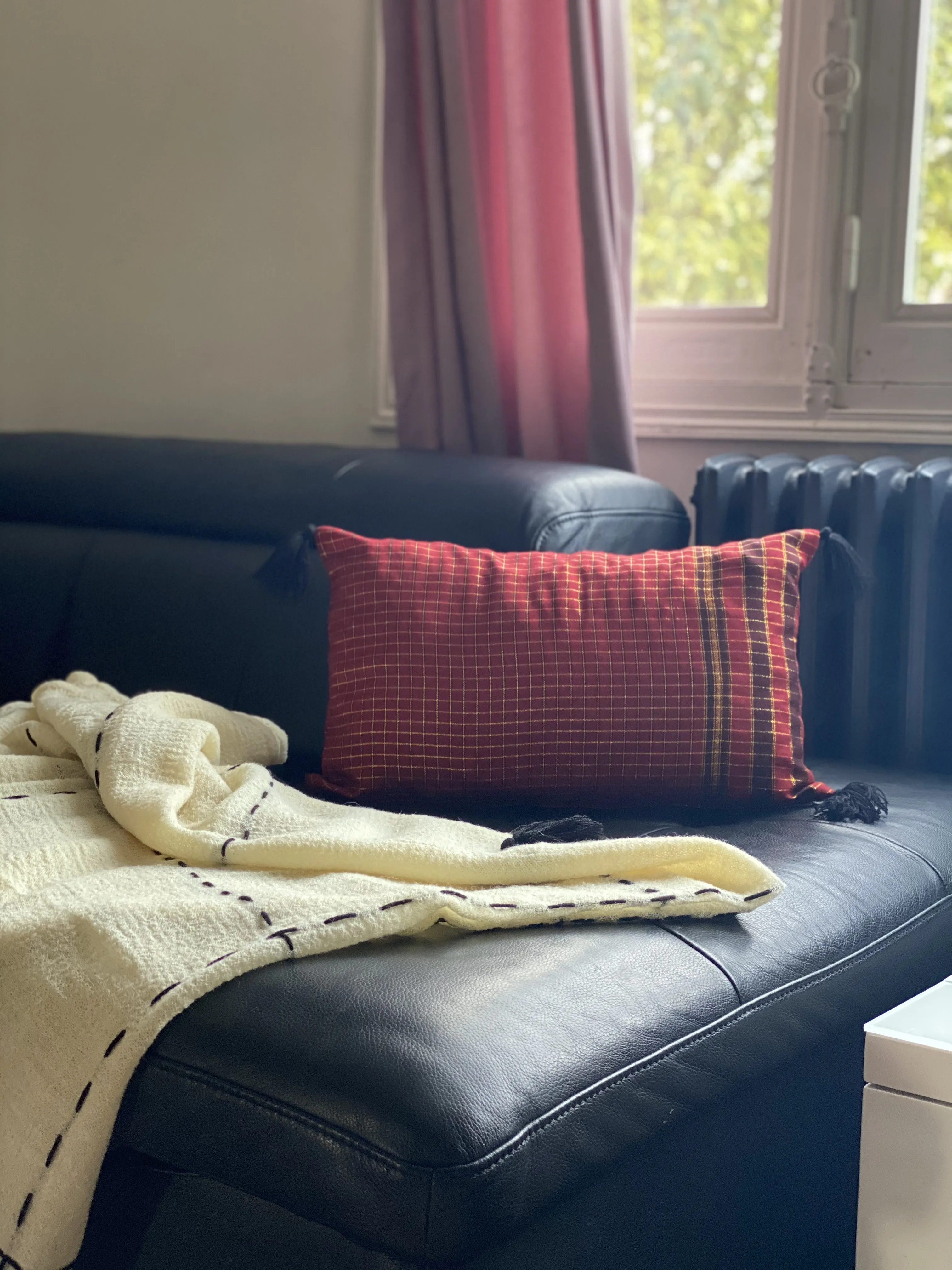 Coussin brodé en laine - 60 × 30 cm — réf. 1370