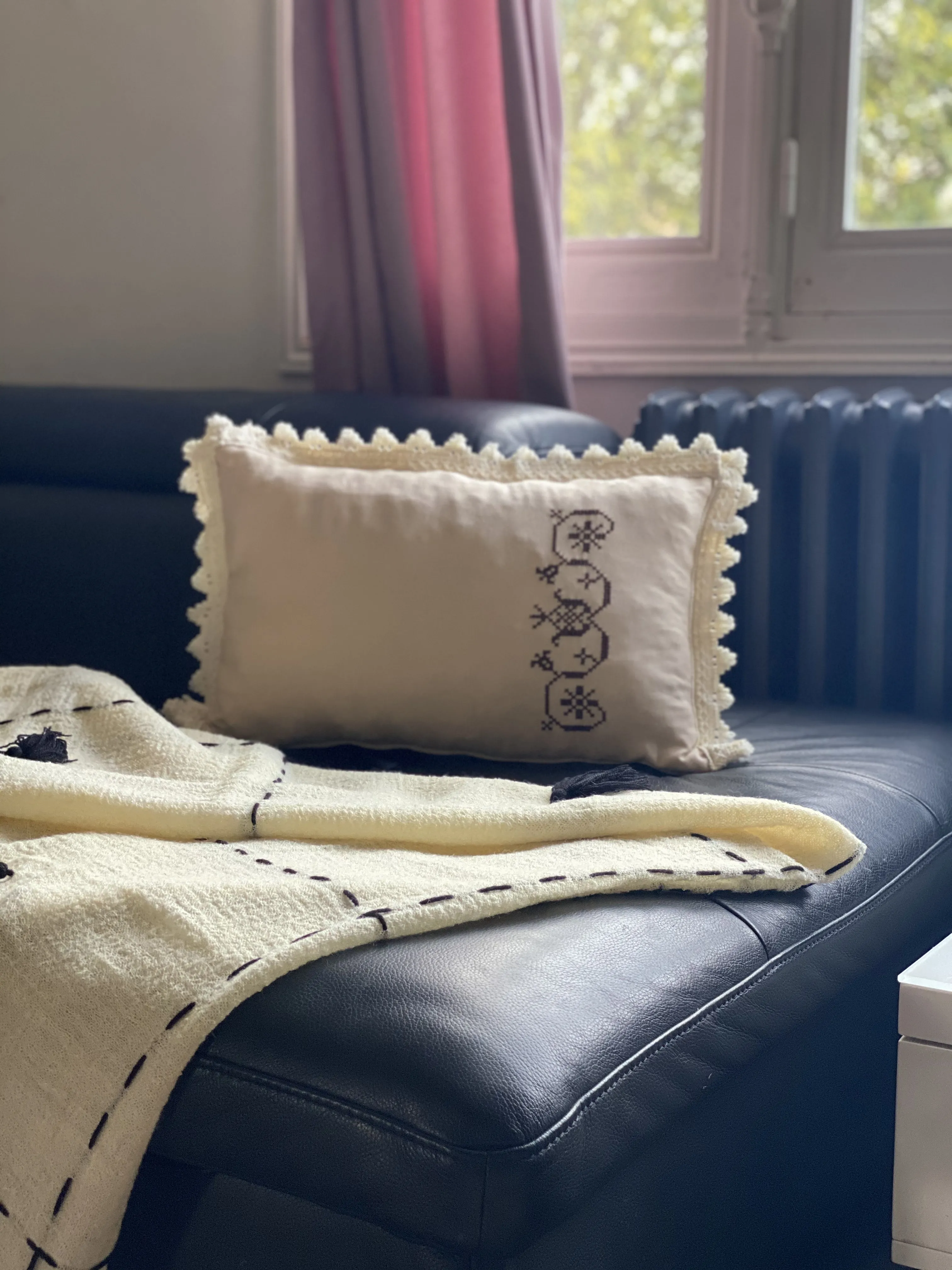 Coussin brodé en laine - 60 × 30 cm — réf. 1372 (2 vues)