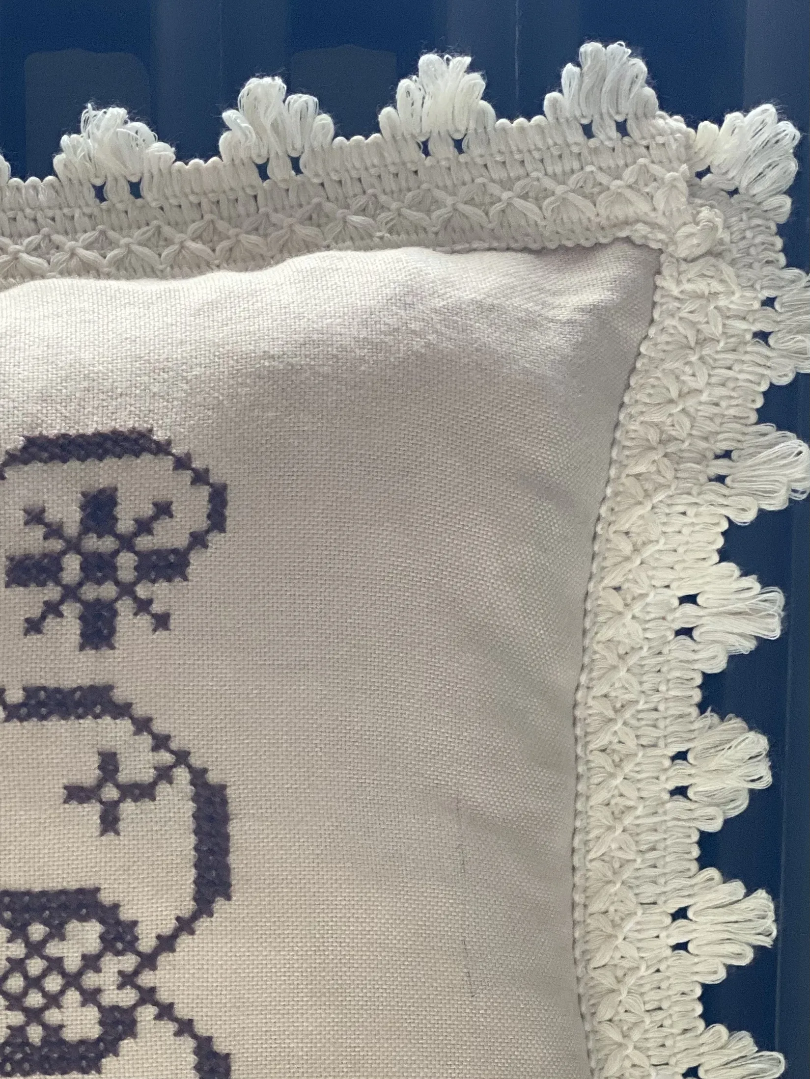 Coussin brodé en laine - 60 × 30 cm — réf. 1372 (2 vues) vue 2