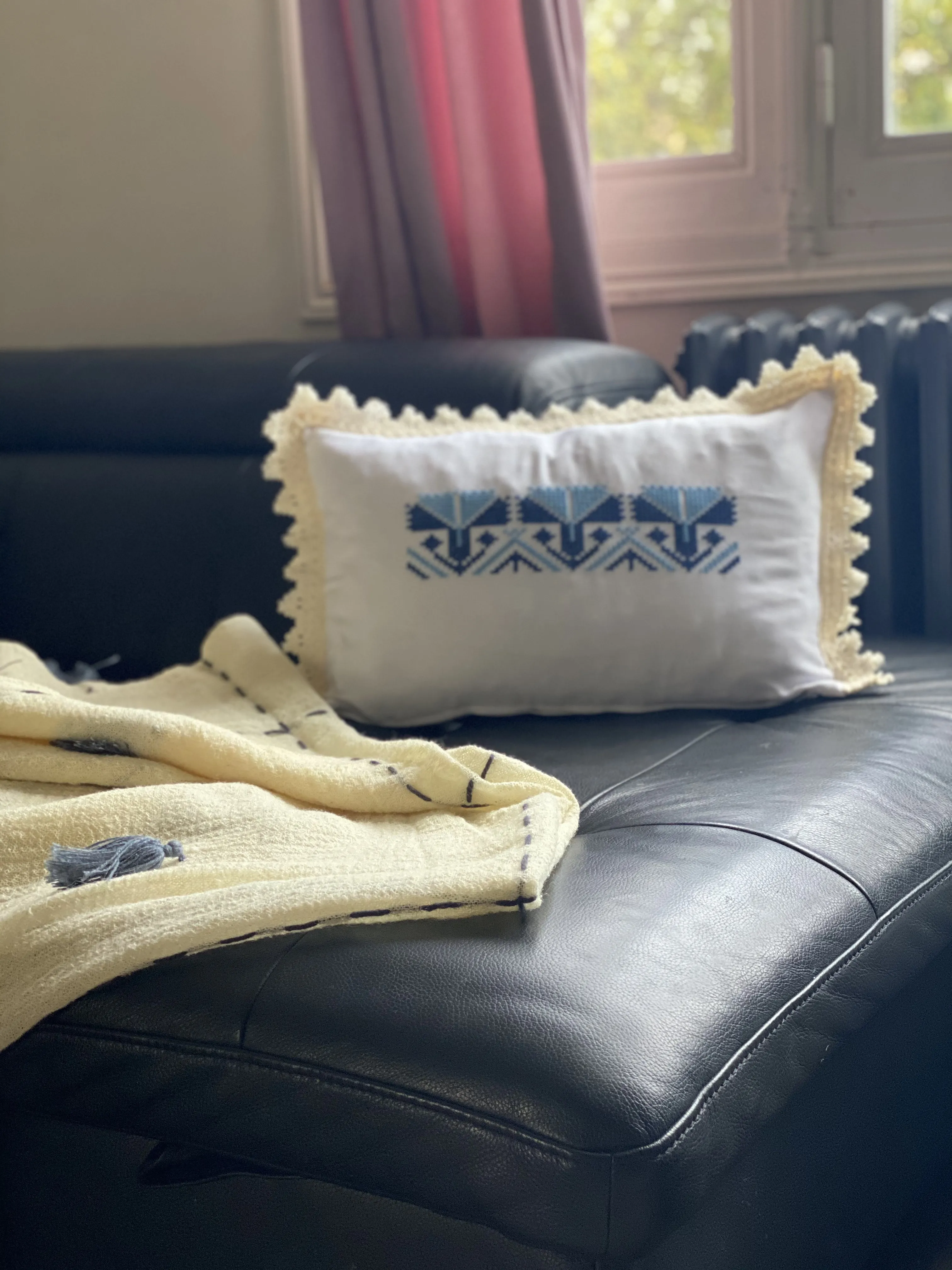 Coussin brodé en laine - 60 × 30 cm — réf. 1375 (2 vues)