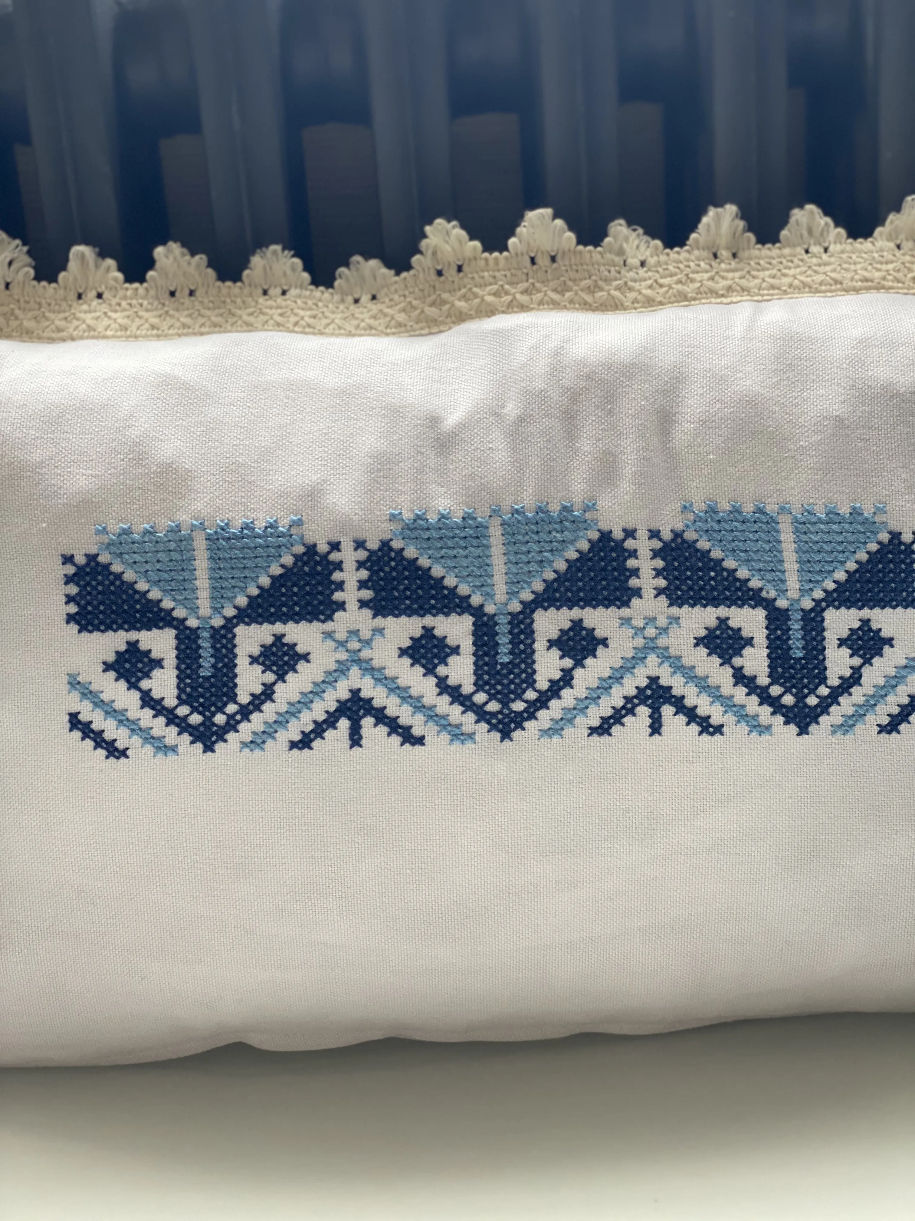 Coussin brodé en laine - 60 × 30 cm — réf. 1375 (2 vues) vue 2